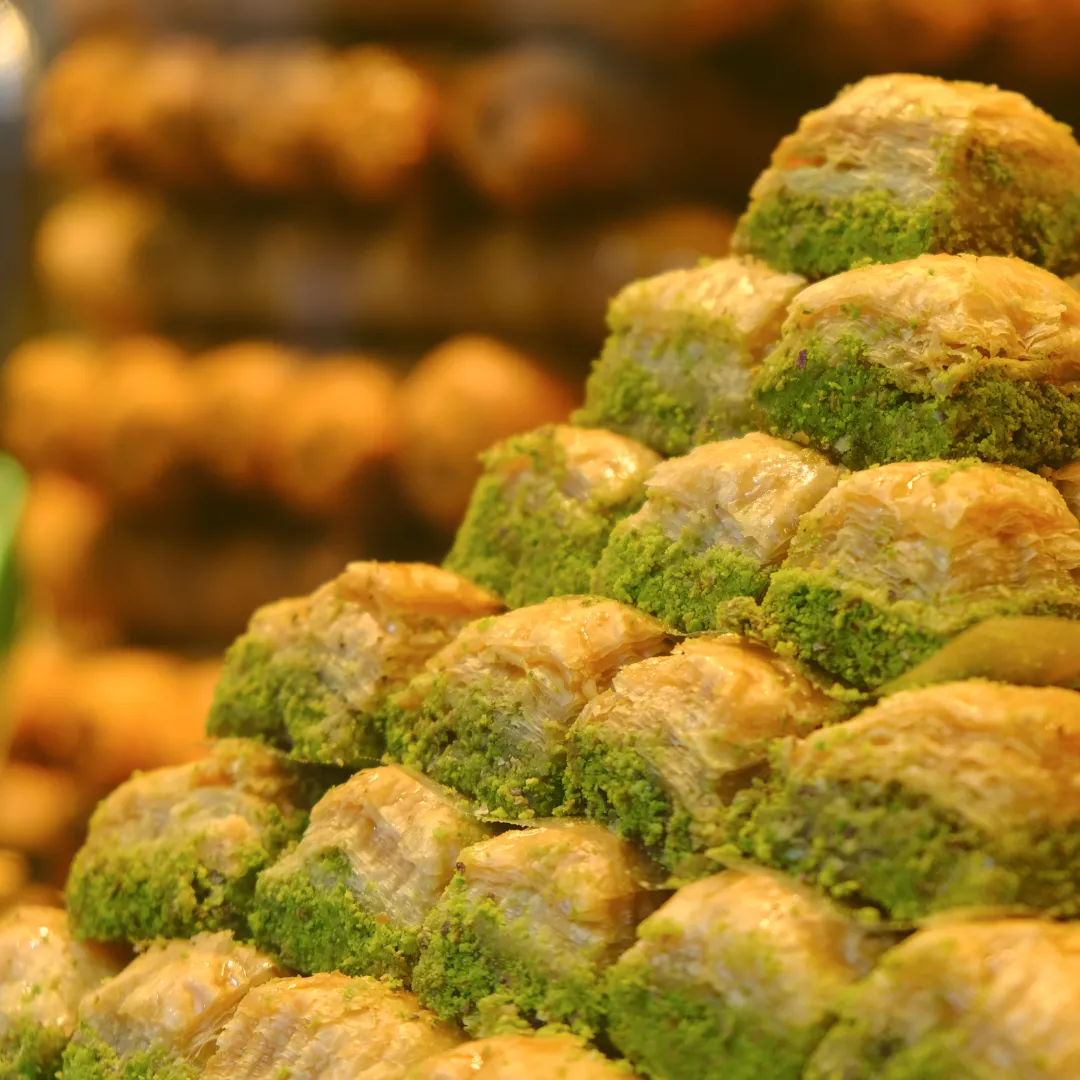 Baklava mit gehackten Pistazien, pyramidenförmig gestapelt auf orientalischem Marktstand