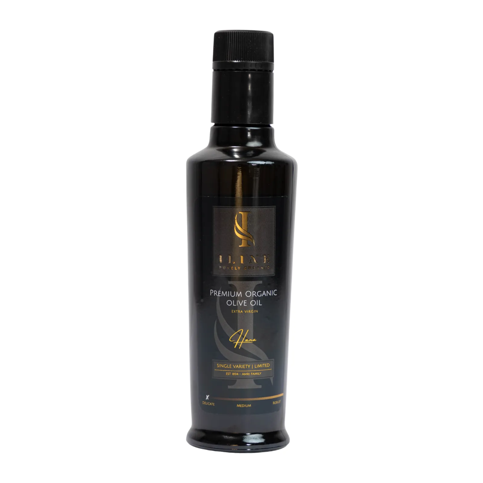 Iline Organic Hana Delicate Bio-Olivenöl in 250 ml Flasche, auf Holzschale mit Oliven, vor gelbem Hintergrund