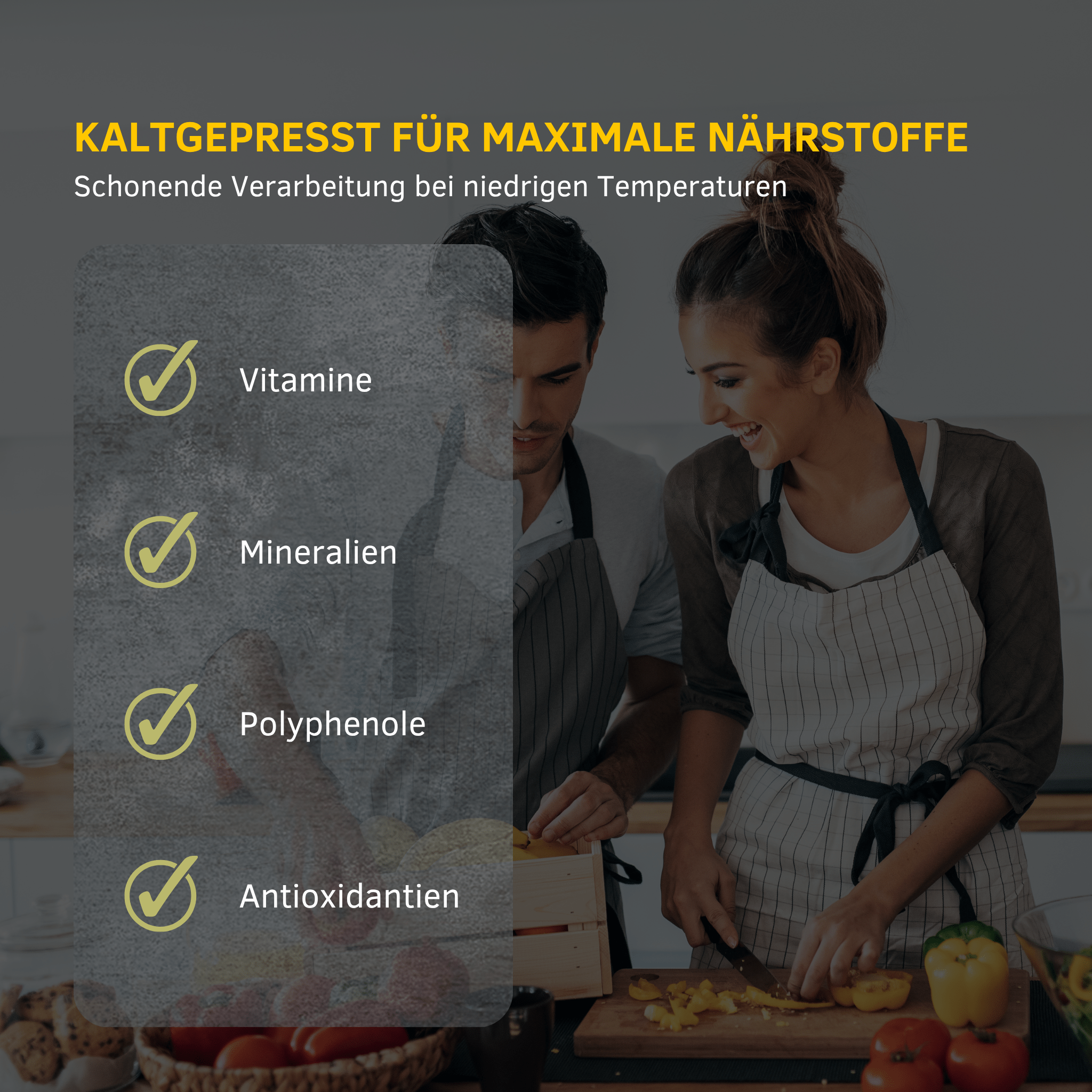 Iline Organic kaltgepresstes Bio-Olivenöl: schonend bei niedrigen Temperaturen verarbeitet, um Vitamine, Mineralien, Polyphenole und Antioxidantien zu bewahren; Paar bereitet Gemüse in der Küche zu.